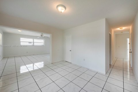 Villa ou maison à vendre à Miami Gardens, Floride: 4 chambres, 117.43 m2 № 2064002 - photo 8