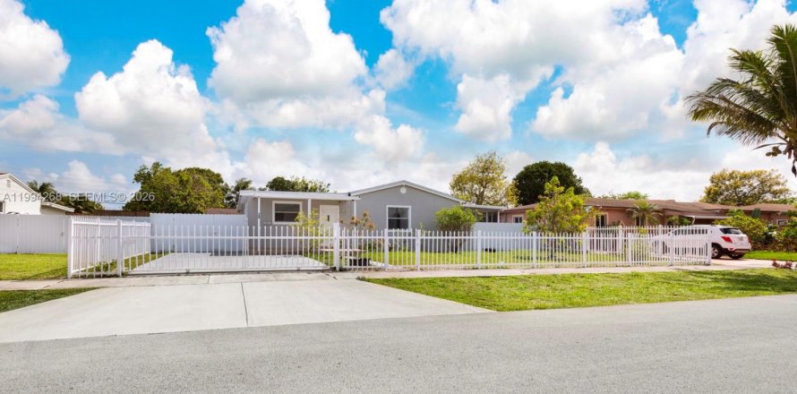 Villa ou maison à Miami Gardens, Floride 4 chambres, 117.43 m2 № 2064002