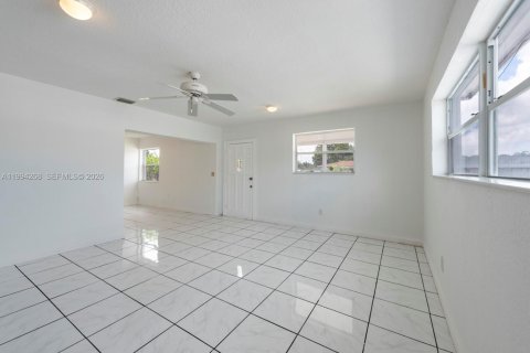 Villa ou maison à vendre à Miami Gardens, Floride: 4 chambres, 117.43 m2 № 2064002 - photo 4