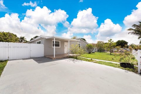 Villa ou maison à vendre à Miami Gardens, Floride: 4 chambres, 117.43 m2 № 2064002 - photo 2