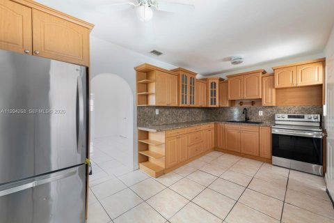 Villa ou maison à vendre à Miami Gardens, Floride: 4 chambres, 117.43 m2 № 2064002 - photo 9