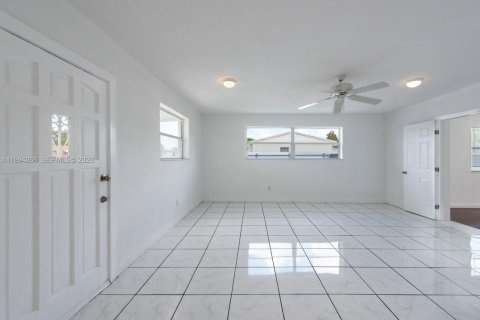 Villa ou maison à vendre à Miami Gardens, Floride: 4 chambres, 117.43 m2 № 2064002 - photo 5