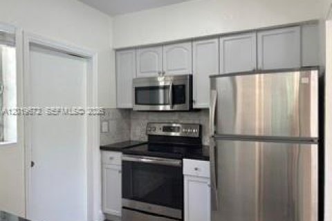 House in Miami, Florida 2 bedrooms № 2087906 - photo 6