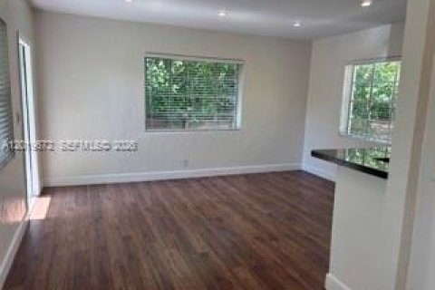 House in Miami, Florida 2 bedrooms № 2087906 - photo 3