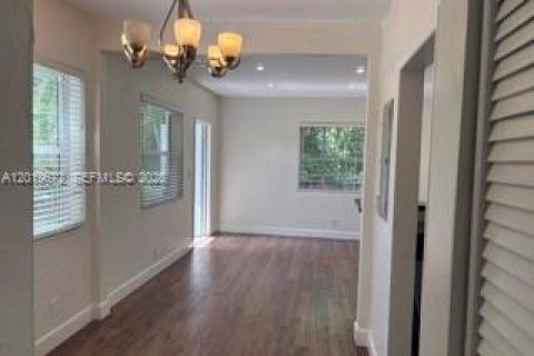 House in Miami, Florida 2 bedrooms № 2087906 - photo 5