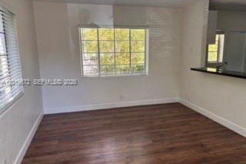 House in Miami, Florida 2 bedrooms № 2087906 - photo 2