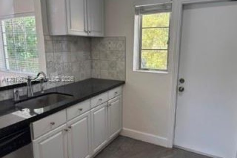 House in Miami, Florida 2 bedrooms № 2087906 - photo 7