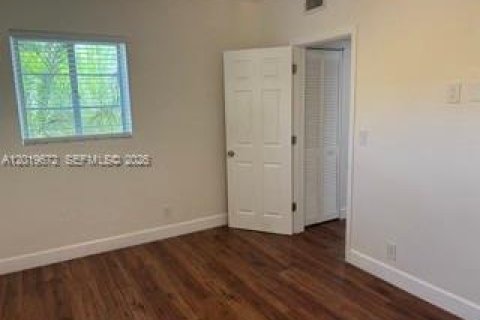 House in Miami, Florida 2 bedrooms № 2087906 - photo 10