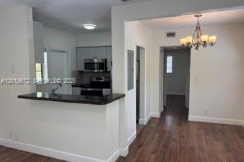 House in Miami, Florida 2 bedrooms № 2087906 - photo 4