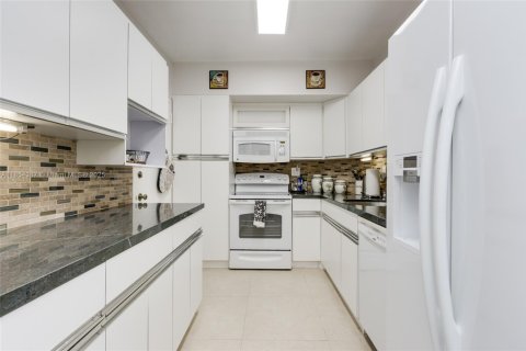 Copropriété à louer à Sunny Isles Beach, Floride: 2 chambres, 104.05 m2 № 1872083 - photo 13