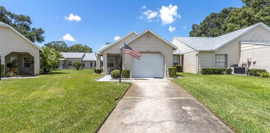Condo in New Port Richey, Florida, 2 bedrooms № 1909230