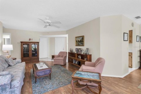 Condo in New Port Richey, Florida, 2 bedrooms  № 1909230 - photo 7