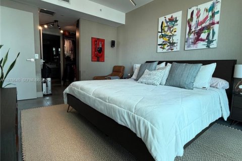 Condo in Miami, Florida, 2 bedrooms  № 2043084 - photo 2