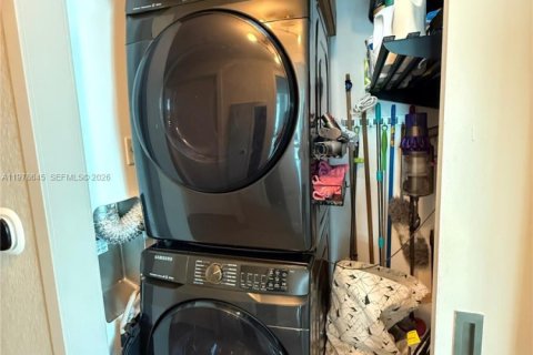 Condo in Miami, Florida, 2 bedrooms  № 2043084 - photo 10