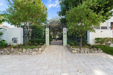 House in Pompano Beach, Florida 3 bedrooms, 147.81 sq.m. № 932559 - photo 1