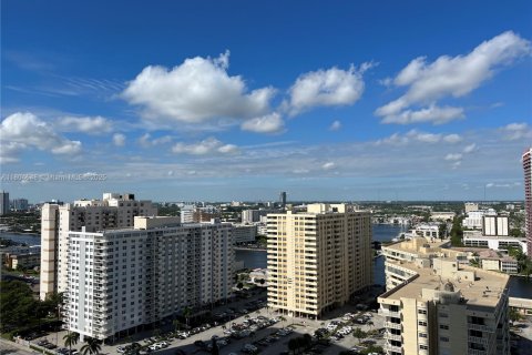 Condo in Hallandale Beach, Florida, 2 bedrooms  № 1935101 - photo 7