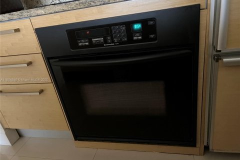 Condo in Hallandale Beach, Florida, 2 bedrooms  № 1935101 - photo 13