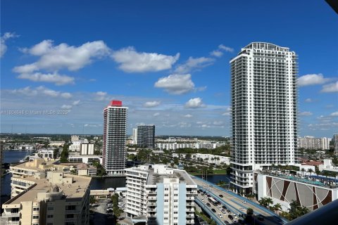 Condo in Hallandale Beach, Florida, 2 bedrooms  № 1935101 - photo 6