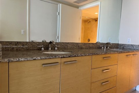 Condo in Hallandale Beach, Florida, 2 bedrooms  № 1935101 - photo 15