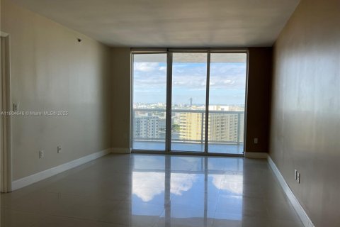 Condo in Hallandale Beach, Florida, 2 bedrooms  № 1935101 - photo 27