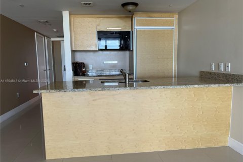 Condo in Hallandale Beach, Florida, 2 bedrooms  № 1935101 - photo 12