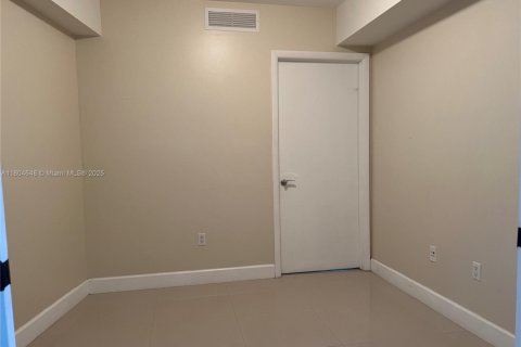 Condo in Hallandale Beach, Florida, 2 bedrooms  № 1935101 - photo 20