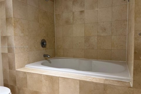 Condo in Hallandale Beach, Florida, 2 bedrooms  № 1935101 - photo 22