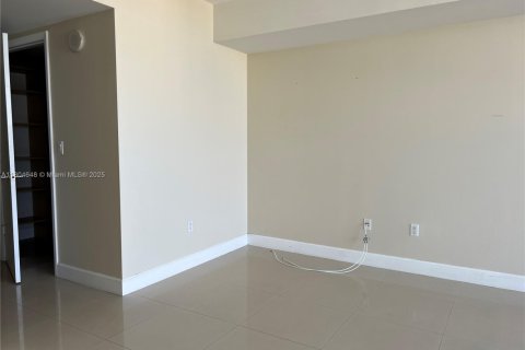 Condo in Hallandale Beach, Florida, 2 bedrooms  № 1935101 - photo 25