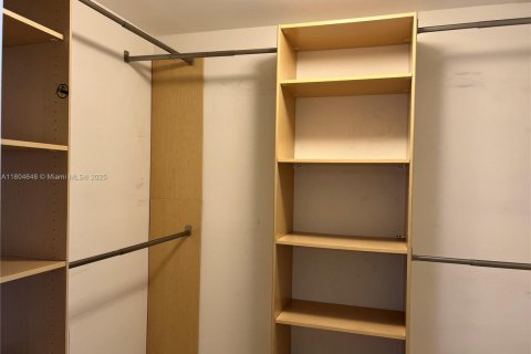 Condo in Hallandale Beach, Florida, 2 bedrooms  № 1935101 - photo 24