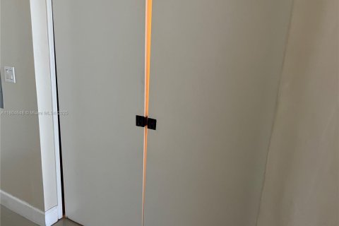 Condo in Hallandale Beach, Florida, 2 bedrooms  № 1935101 - photo 19