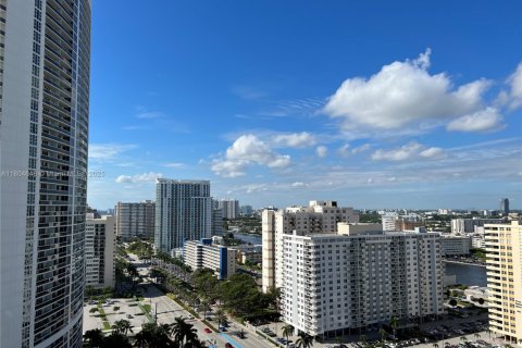 Condo in Hallandale Beach, Florida, 2 bedrooms  № 1935101 - photo 8