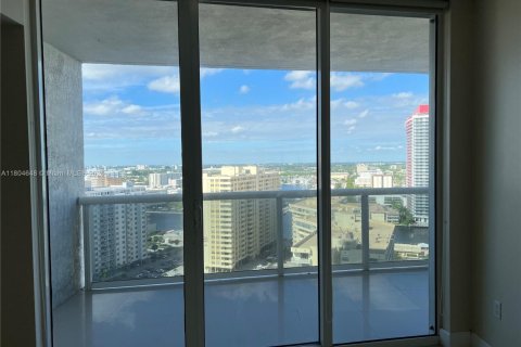 Condo in Hallandale Beach, Florida, 2 bedrooms  № 1935101 - photo 11