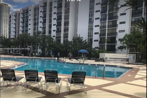 Condo in Sunny Isles Beach, Florida, 2 bedrooms  № 1862011 - photo 16