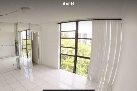 Condo in Sunny Isles Beach, Florida, 2 bedrooms  № 1862011 - photo 3