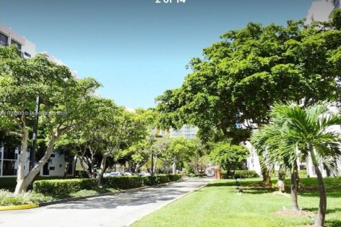 Condo in Sunny Isles Beach, Florida, 2 bedrooms  № 1862011 - photo 19