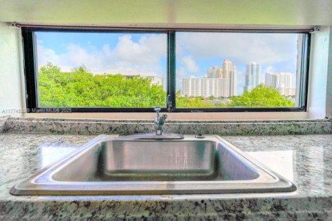 Condo in Sunny Isles Beach, Florida, 2 bedrooms  № 1862011 - photo 11