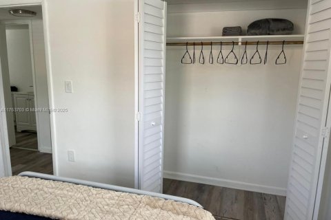 House in Miami, Florida 2 bedrooms, 76.18 sq.m. № 1936908 - photo 8