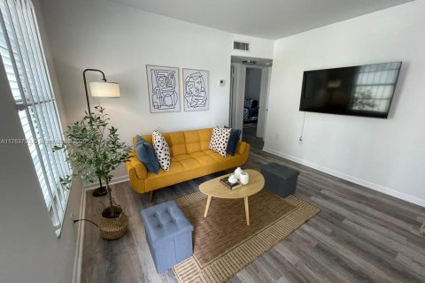 House in Miami, Florida 2 bedrooms, 76.18 sq.m. № 1936908 - photo 3