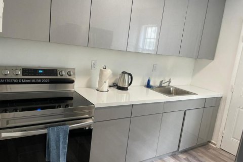 House in Miami, Florida 2 bedrooms, 76.18 sq.m. № 1936908 - photo 2