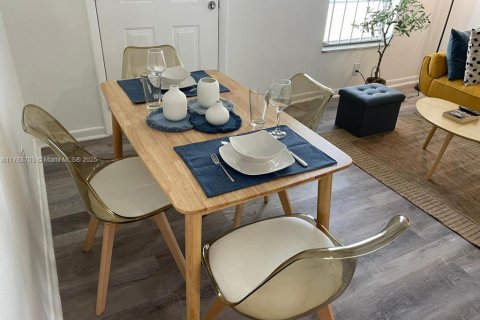 House in Miami, Florida 2 bedrooms, 76.18 sq.m. № 1936908 - photo 20