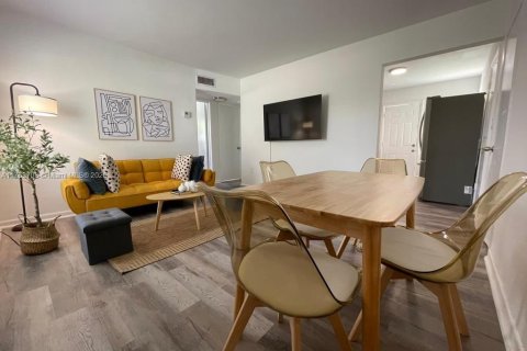 House in Miami, Florida 2 bedrooms, 76.18 sq.m. № 1936908 - photo 21