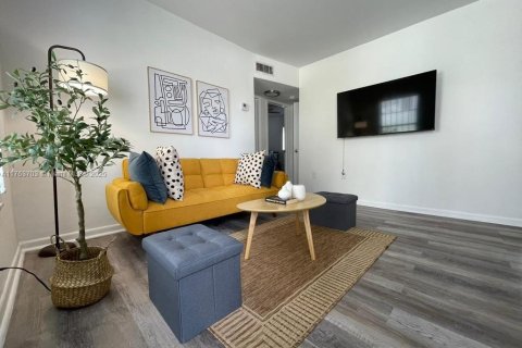 House in Miami, Florida 2 bedrooms, 76.18 sq.m. № 1936908 - photo 4