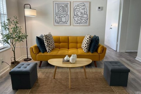 House in Miami, Florida 2 bedrooms, 76.18 sq.m. № 1936908 - photo 23