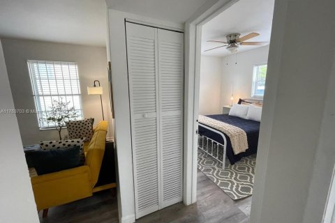 House in Miami, Florida 2 bedrooms, 76.18 sq.m. № 1936908 - photo 15