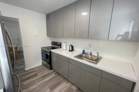 House in Miami, Florida 2 bedrooms, 76.18 sq.m. № 1936908 - photo 27