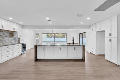 House in Pembroke Pines, Florida 4 bedrooms, 201.51 sq.m. № 2049700 - photo 15