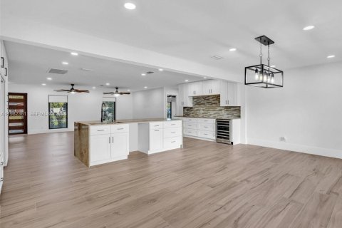 House in Pembroke Pines, Florida 4 bedrooms, 201.51 sq.m. № 2049700 - photo 29