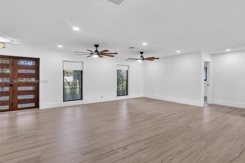 House in Pembroke Pines, Florida 4 bedrooms, 201.51 sq.m. № 2049700 - photo 12