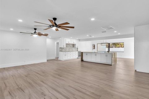 House in Pembroke Pines, Florida 4 bedrooms, 201.51 sq.m. № 2049700 - photo 4