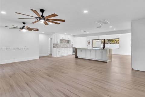 House in Pembroke Pines, Florida 4 bedrooms, 201.51 sq.m. № 2049700 - photo 5